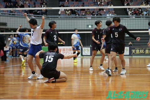天皇杯・皇后杯ファイナルラウンドが開幕。Vチームを破った女子の筑波大、青学大、東女体大、男子の中京大、天理大などが2回戦へ。高校勢は女子の東九州龍谷と今治精華がSVチームからセットを奪う サムネイル