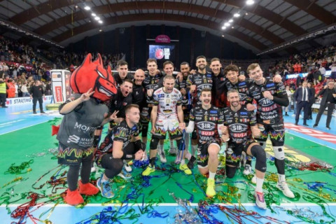 石川祐希所属・ペルージャがピアツェンツァにフルセット勝利。石川「苦しい状況からでも勝ち切れたことは良かった」　イタリア1部 サムネイル