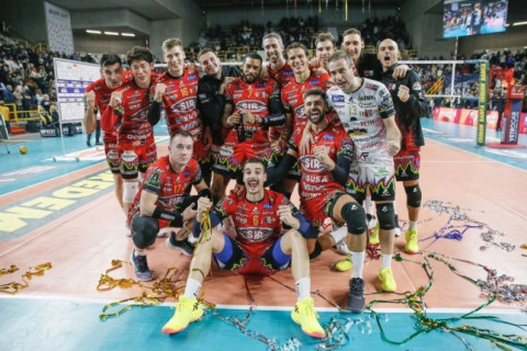 ペルージャ、ヴェローナにフルセットで勝ちきり、無傷の12連勝。石川祐希「強いペルージャをたくさんの方に見ていただけるように戦いたい」　イタリア1部 サムネイル