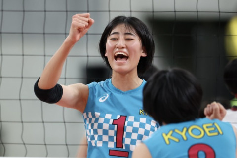 共栄学園が19大会ぶりの優勝を飾る。主将の秋本美空が大車輪の活躍　春高バレー決勝 サムネイル