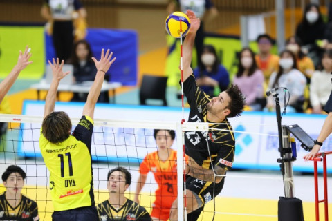 STINGS愛知がホームの日鉄堺BZに3-1で勝利し、7勝目。トリー・デファルコが23得点　SV男子 サムネイル