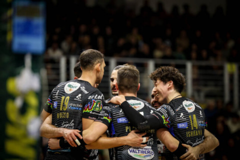 石川祐希所属ペルージャがチステルナに3-0で勝利し、6連勝。「サーブでしっかり攻めて、ブロックディフェンスも上手く機能していた」　イタリア1部 サムネイル