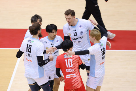 首位対決はサントリーに軍配。世界クラブ準優勝の大阪Bが2敗目。天皇杯準優勝のヴォレアスが東レ静岡にフルセットで惜敗　SV男子 サムネイル