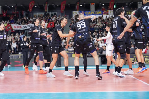 WD名古屋がヴォレアスをストレートで下し、4大会ぶり3度目の優勝。MVPに宮浦健人　天皇杯 サムネイル