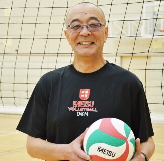 嘉悦大女子バレー部　ソウル五輪代表・信州Aries前監督の原秀治氏が新監督に「自ら考え、仲間と協力して成長できるチーム、誰からも愛されるチームに」 サムネイル