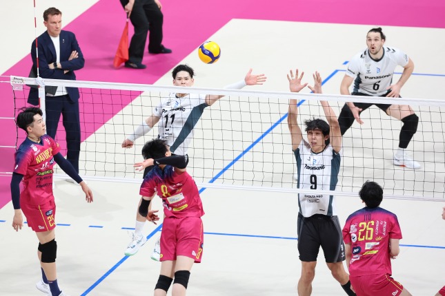 大阪Bが東京GBに3-1で勝利。GAME2の結果次第でチャンピオンシップ進出決定の可能性も。日鉄堺BZが東レ静岡に3-0で勝利し、7位に浮上　SV男子