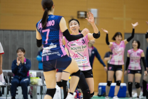 圧倒的な強さで女王へ。信州Aries・成田郁久美監督「連覇、そして楽しむバレーを」、フォレスト・中島裕二監督「粘り強く戦った選手に感謝している」　Vリーグセミファイナル サムネイル