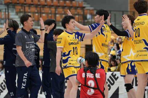 クボタと北海道YSが決勝進出。北海道YS・都築仁「ウィニングポイントは派手に決めたい気持ちもあったが、確実にいった」V男子セミファイナル サムネイル