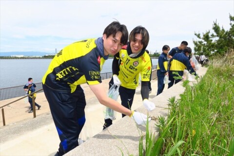 日本製鉄堺ブレイザーズの大宅真樹、高梨健太、森愛樹、竹元裕太郎がクリーンイベントに参加　大宅「使用済み食用油から燃料になることを今日初めて知りました」 サムネイル