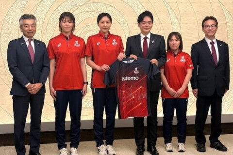 Astemoがホームタウン移転に伴い、山中竹春横浜市長を表敬訪問。上坂瑠子主将「バレーボールの魅力をお届けできるように頑張っていきたい」 サムネイル