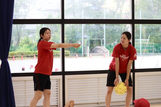 NECレッドロケッツ川崎の選手が川崎市稗原小学校でふれあいスポーツ教室を実施