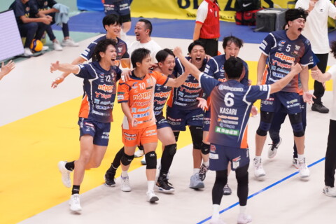 F鹿児島が日鉄堺BZに3-2で勝利し、SV昇格後初白星。ヴォレアスもサントリーにフルセット勝利。松本TD、STINGS愛知、WD名古屋はホームで開幕2連勝　SV男子 サムネイル