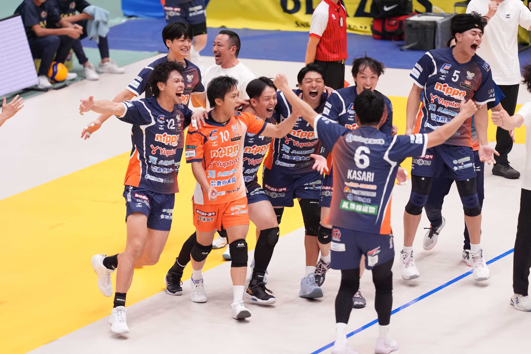 F鹿児島が日鉄堺BZに3-2で勝利し、SV昇格後初白星。ヴォレアスもサントリーにフルセット勝利。松本TD、STINGS愛知、WD名古屋はホームで開幕2連勝　SV男子