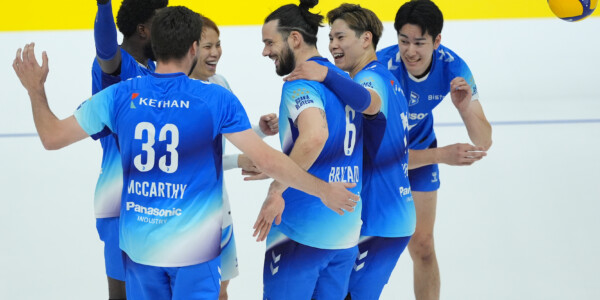 全チームが開幕を迎える。前回覇者の大阪Bは山本智大の地元で初戦勝利。サントリーなどホームの5チームが白星発進　SV男子