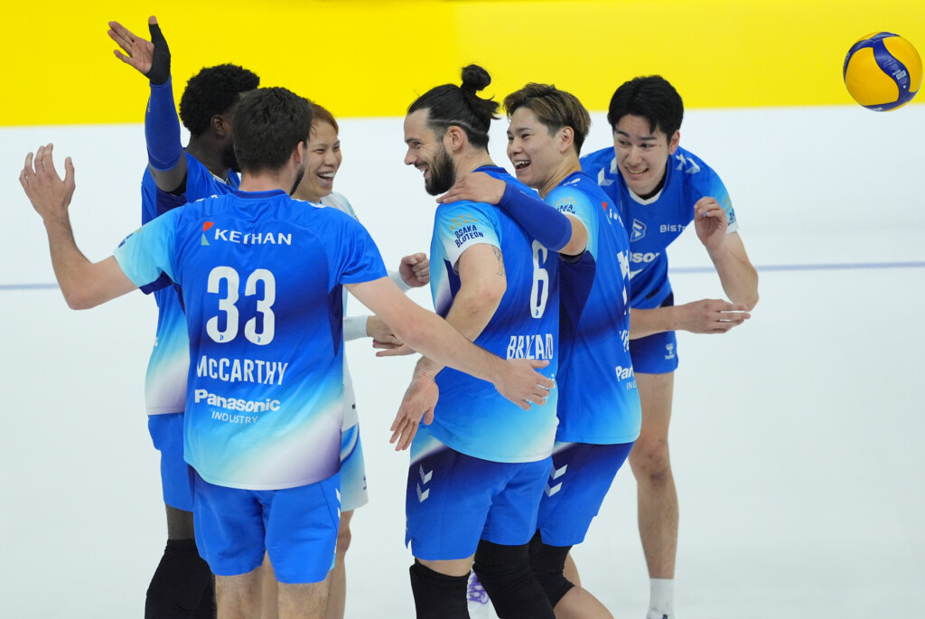全チームが開幕を迎える。前回覇者の大阪Bは山本智大の地元で初戦勝利。サントリーなどホームの5チームが白星発進　SV男子